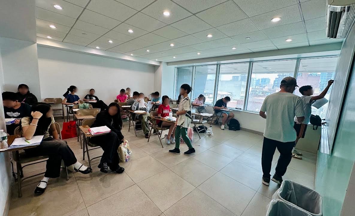 明亮宽敞的大型教室配置落地采光窗俯瞰法拉盛街景