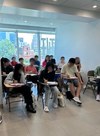 学生全神贯注专注进行题目演练与课堂吸收